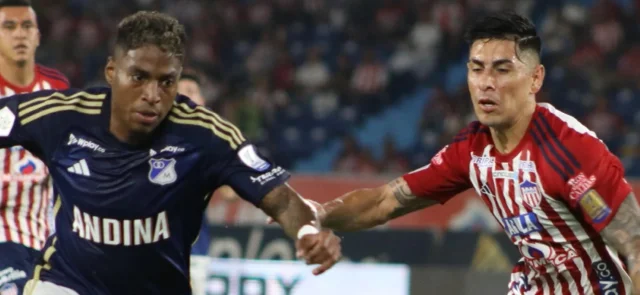 Emmanuel Olivera enfrenta a Emerson Rodríguez en Junior vs. Millonarios - VizzorImage