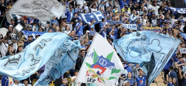 Hinchada de Millonarios en El Campín - VizzorImage