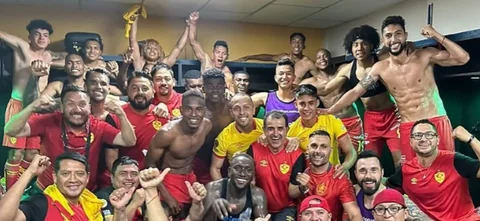 Jeison Medina con el plantel de Aucas de Ecuador - Instagram: @jeisonmedinae27