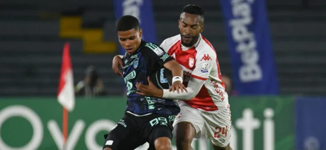 José Enamorado y Jersson González disputan un balón - VizzorImage