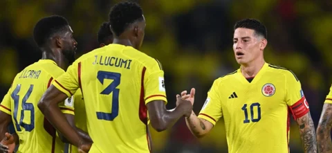 Jhon Lucumí celebra con James Rodríguez - AFP