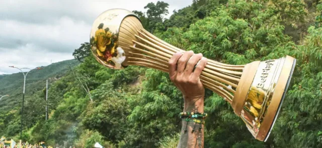 El trofeo de la Liga BetPlay - Instagram: @bucaramangaoficial