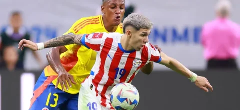 Yerry Mina marca a Julio Enciso - AFP