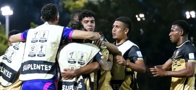 Águilas Doradas vuela a otro nido / VizzorImage / Daniel Gallo