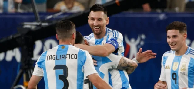 Álvarez y Messi marcaron los goles del triunfo - AFP