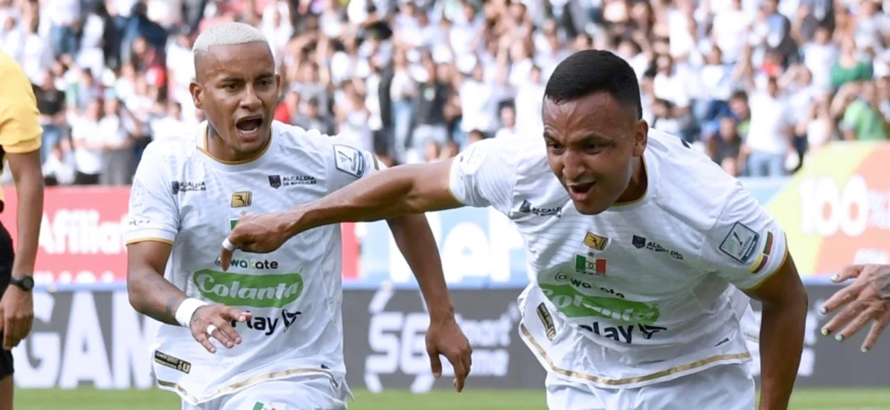 Michael Barrios e Iván Rojas celebran el gol de Once Caldas a Nacional - VizzorImage