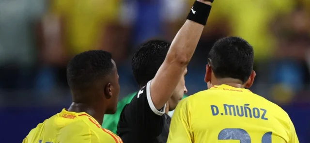 Daniel Muñoz vio la roja en Colombia vs. Uruguay - AFP