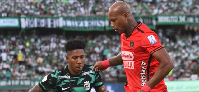 Joan Castro, de Nacional, y Edwin Velasco, de América - VizzorImage