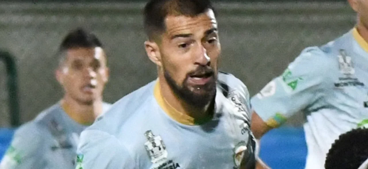 Lucas Correa - Defensa central de Jaguares - VizzorImage