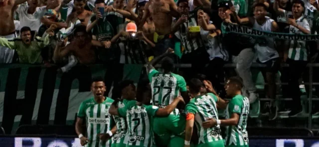 Impresionante banderazo de su afición / VizzorImage / Juan F. Corredor