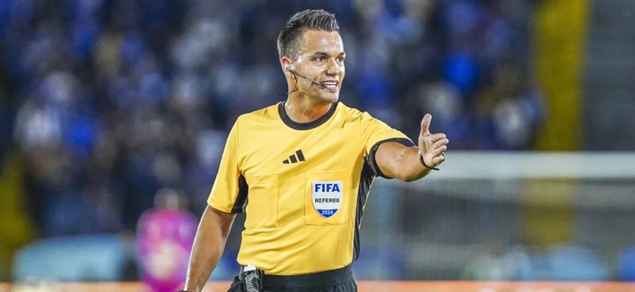 Nicolás Gallo - Árbitro colombiano con escarapela FIFA - VizzorImage
