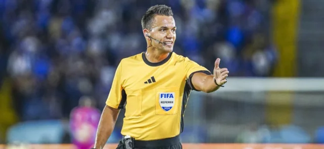 Nicolás Gallo - Árbitro colombiano con escarapela FIFA - VizzorImage