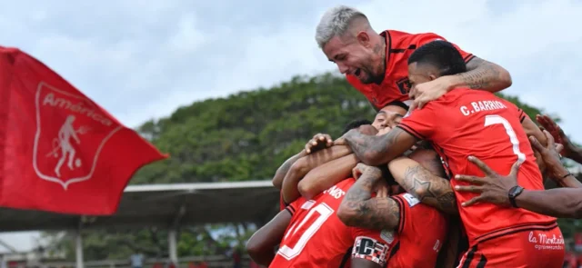 Jugadores de América de Cali celebrando un gol / VizzorImage / Nelson Rios
