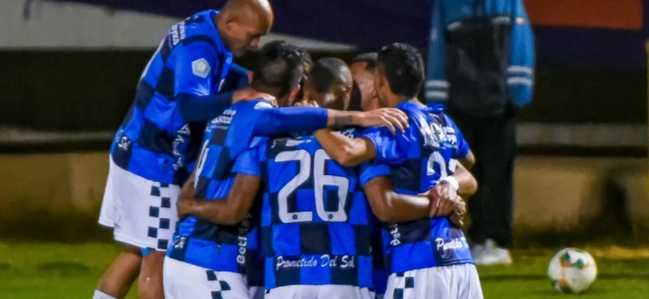 Victoria de Boyacá Chicó sobre Cali - VizzorImage / Santiago Leguizamon