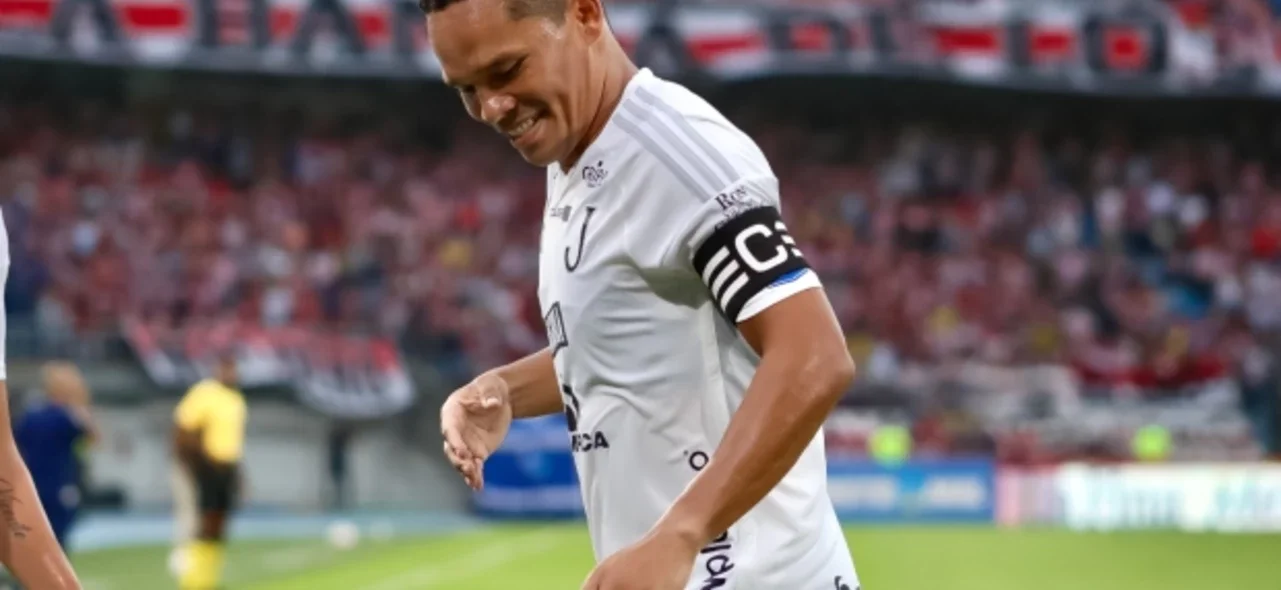 Carlos Bacca celebra después de anotar con Junior / / VizzorImage / Jairo Cassiani.