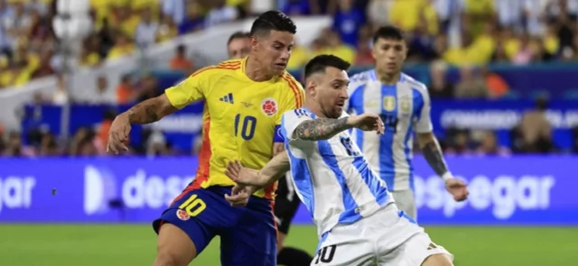 James y Messi disputan un balón en la final de la Copa América 2024 / AFP