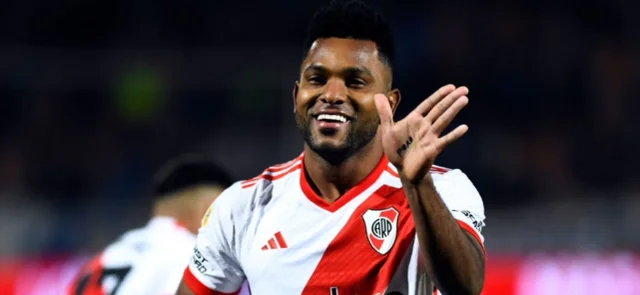 Miguel Ángel Bojra celebrando una anotación con River Plate / AFP