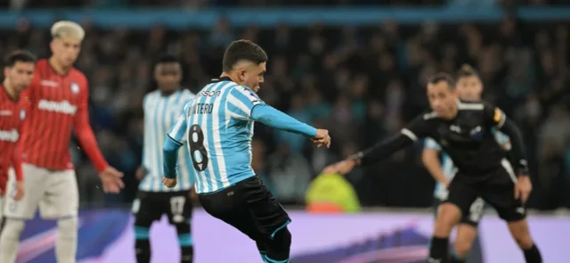 Juan Fernando Quintero calentó el ambiente en el clásico de Avellaneda / AFP