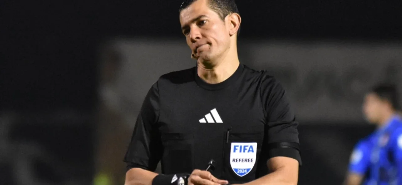 Andrés Rojas pitó el Pasto vs. Junior - VizzorImage