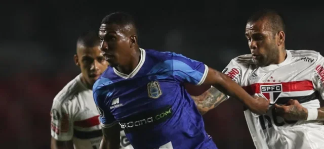 Johan Arango con la camiseta de Binacional de Perú - AFP