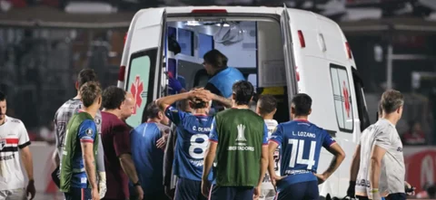 Juan Izquierdo salió del campo de juego en ambulancia - AFP