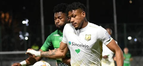 José Lloreda y Jeisson Quiñónes combaten por un balón - VizzorImage