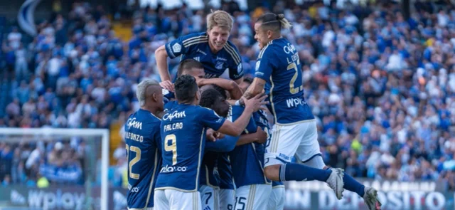 Jugadores de Millonarios celebrando un gol / VizzorImage / Leonardo Castañeda