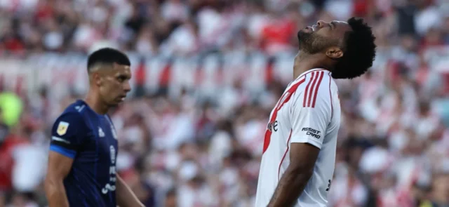 Miguel Ángel Borja casi empata el juego ante Talleres en la Liga de Argentina /AFP