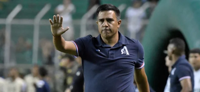 César Farías ya tuvo su primer entrenamiento con junior de Barranquilla /VizzorImage / Gabriel Aponte