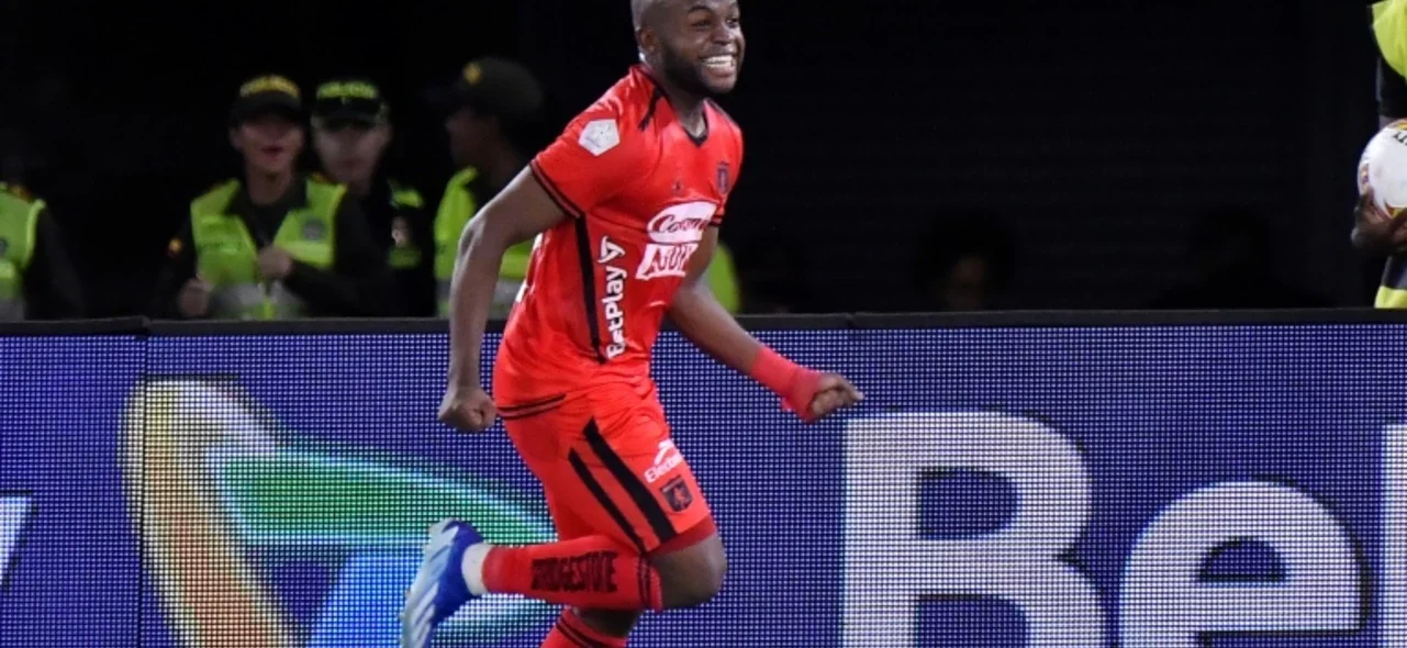 Jader Quiñones se retira lesionado en América