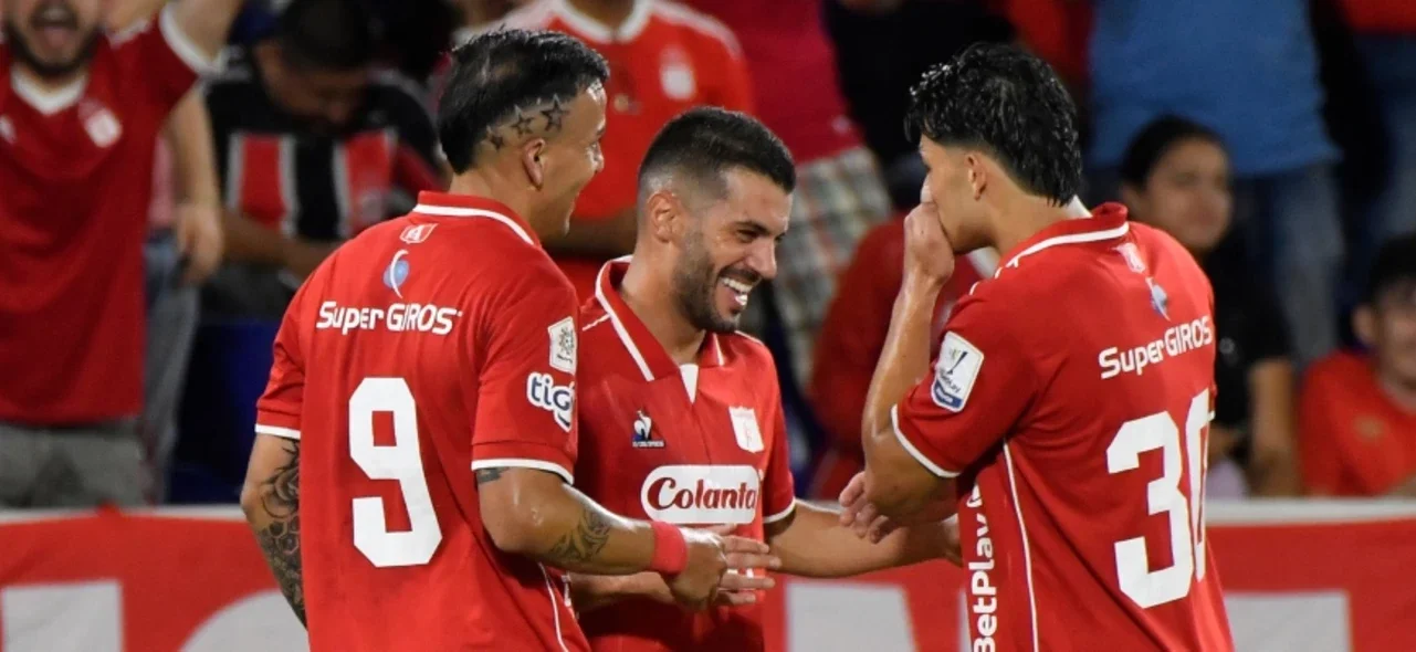 Facundo Suárez, Iago Falque y Brayan Vera en su etapa en América de Cali / VizzorImage / Gabriel Aponte