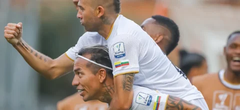 Dayro Moreno celebra con Jaider Riquett el gol de Once Caldas - VizzorImage