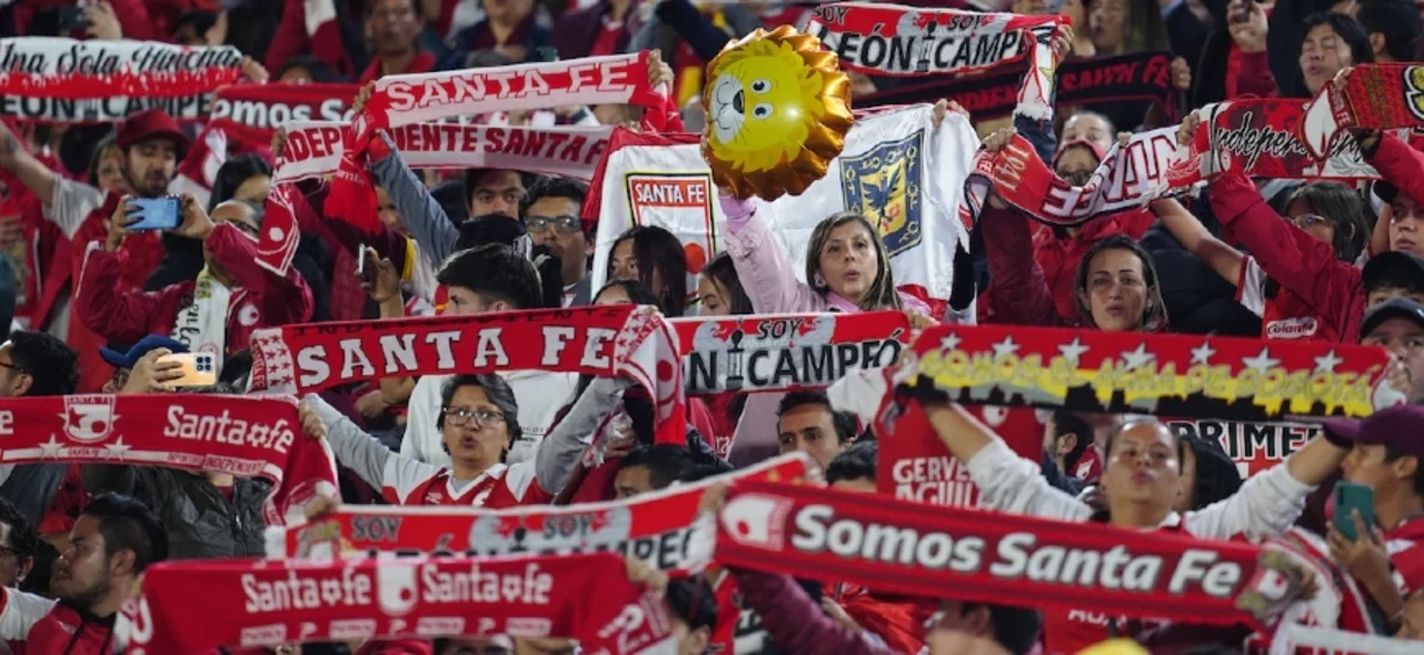 Hinchada de Santa Fe en la final de Liga Femenina 2024 - VizzorImage