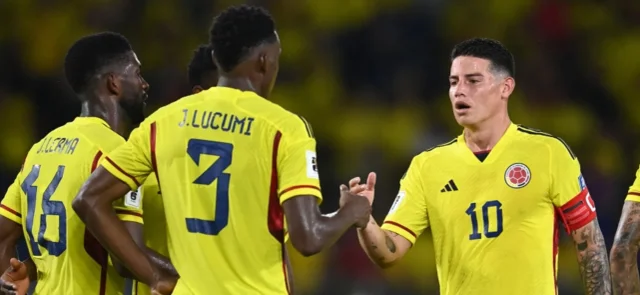 Jefferson Lerma, Jhon Lucumí y James Rodríguez con la selección Colombia - AFP