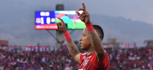 Jhon Vásquez con la camiseta de Medellín - VizzorImage