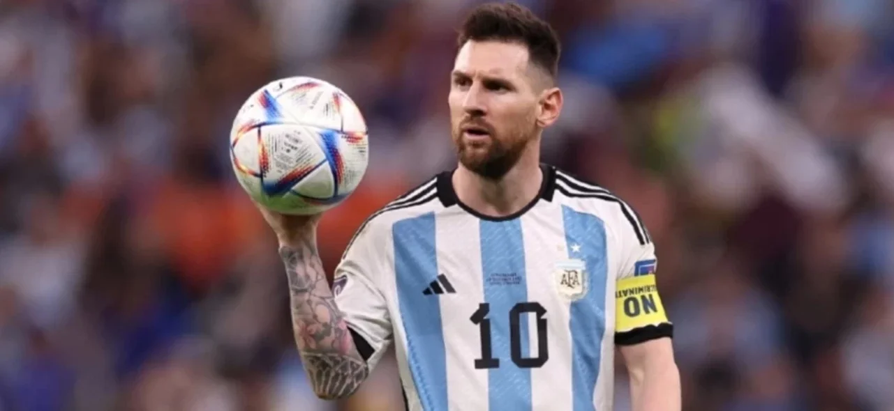 Lionel Messi durante un juego de la Copa del Mundo de 2022 / AFP