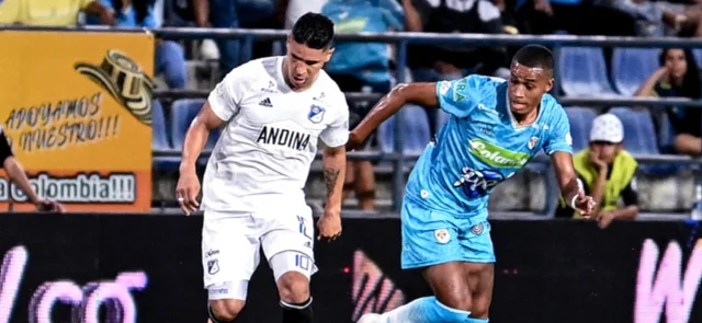 Daniel Cataño y Yilber Arboleda disputan por un balón - VizzorImage