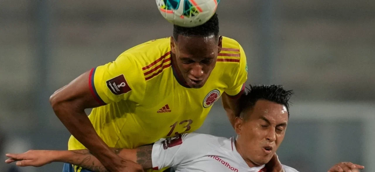 Yerry Mina combate por un balón con Christian Cueva - AFP