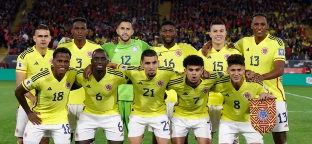 Yerry Mina vio la cartulina amarilla en los minutos finales frente a Perú / Foto: AFP