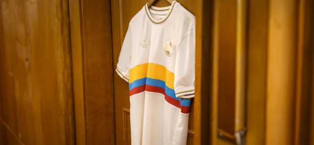 Nueva camiseta de la selección Colombia / @FCFSeleccionCol