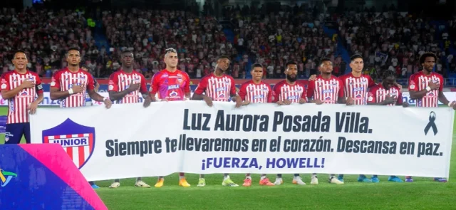 Junior rindió homenaje a la madre de Howell Mena. / VizzorImage.