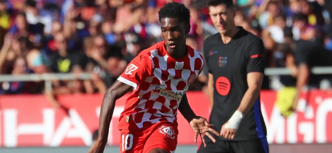 Yaser Asprilla encendió las alarmas de Girona por su lesión / AFP