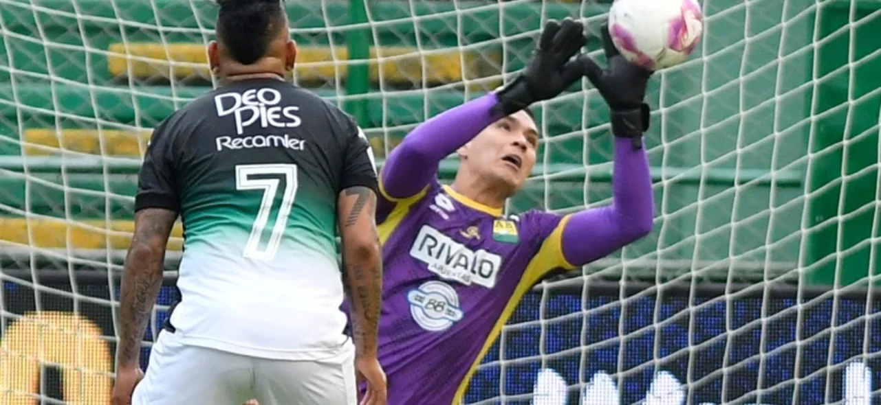 Volada de Aldair Quintana para evitar el gol de Cali - VizzorImage
