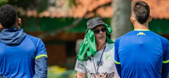 Alfredo Arias, DT de Deportivo Cali - X: @AsoDeporCali