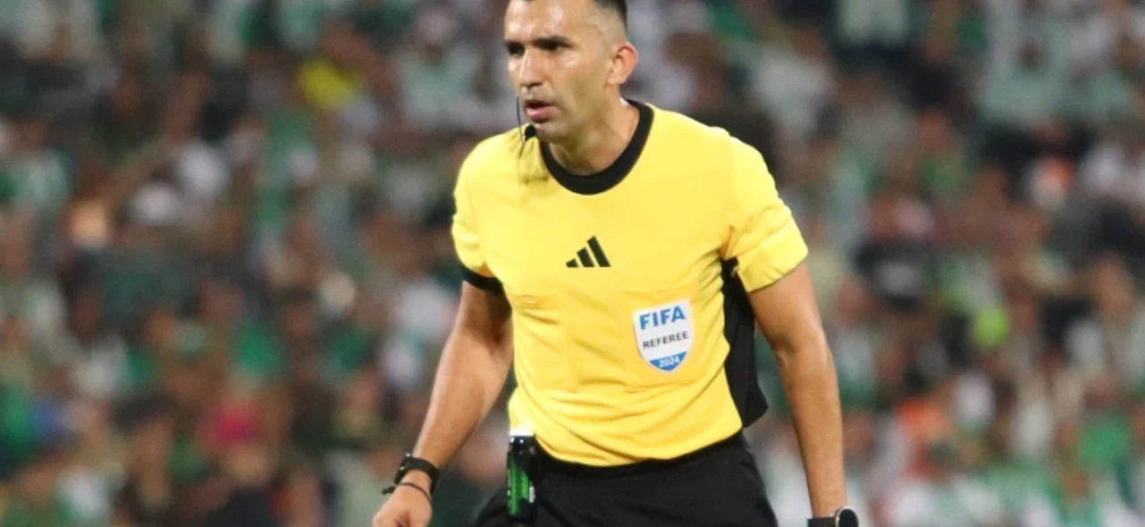 Carlos Betancur - Árbitro colombiano - VizzorImage