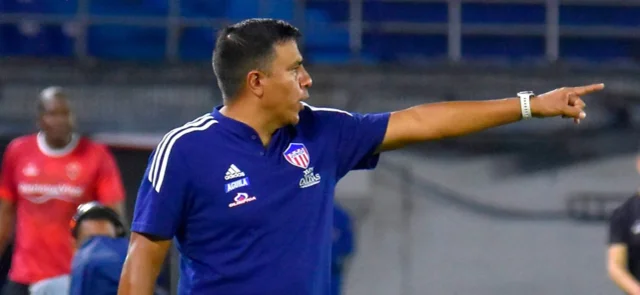 Técnico César Farías - VizzorImage