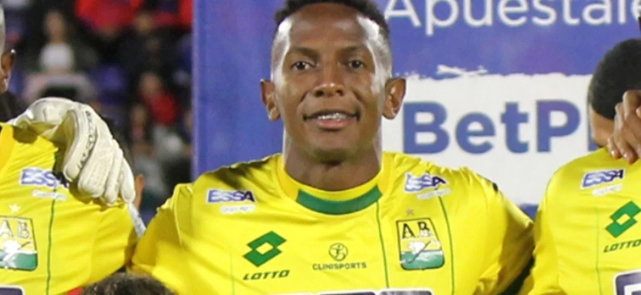 Esneyder Mena, lateral de Bucaramanga - VizzorImage