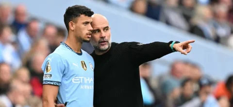 Pep Guardiola dando instrucciones a uno de sus jugadores / AFP