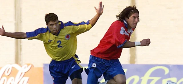 Iván Ramiro Córdoba e Iván Zamorano en un Colombia vs. Chile - AFP