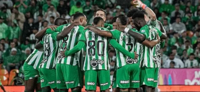 Jugadores de Atlético Nacional reunidos en el centro del campo / Foto: Nacional Oficial